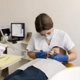 Dinții cariați la copii – totul despre prevenție și tratament. Ghid complet