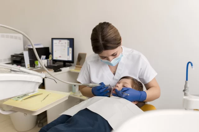 Dinții cariați la copii – totul despre prevenție și tratament. Ghid complet