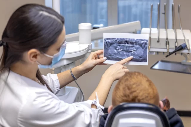Chirurgia dentară include o gamă largă de intervenții, menite să trateze diverse afecțiuni dentare. 