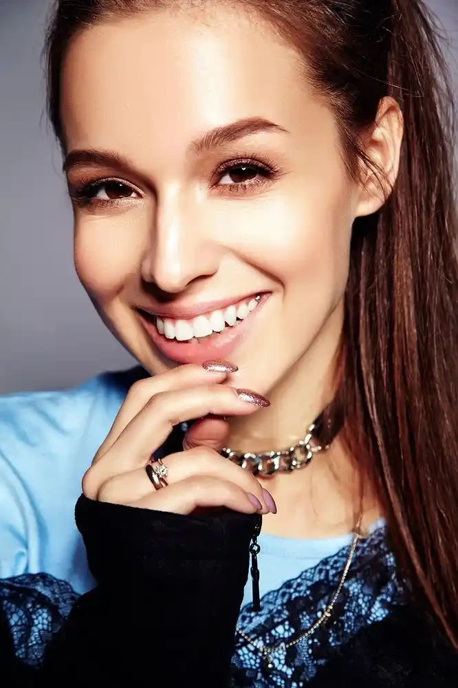 https://medical-hub.ro/wp-content/uploads/2026/08/etapele-aplicarii-bijuteriilor-dentare.webp